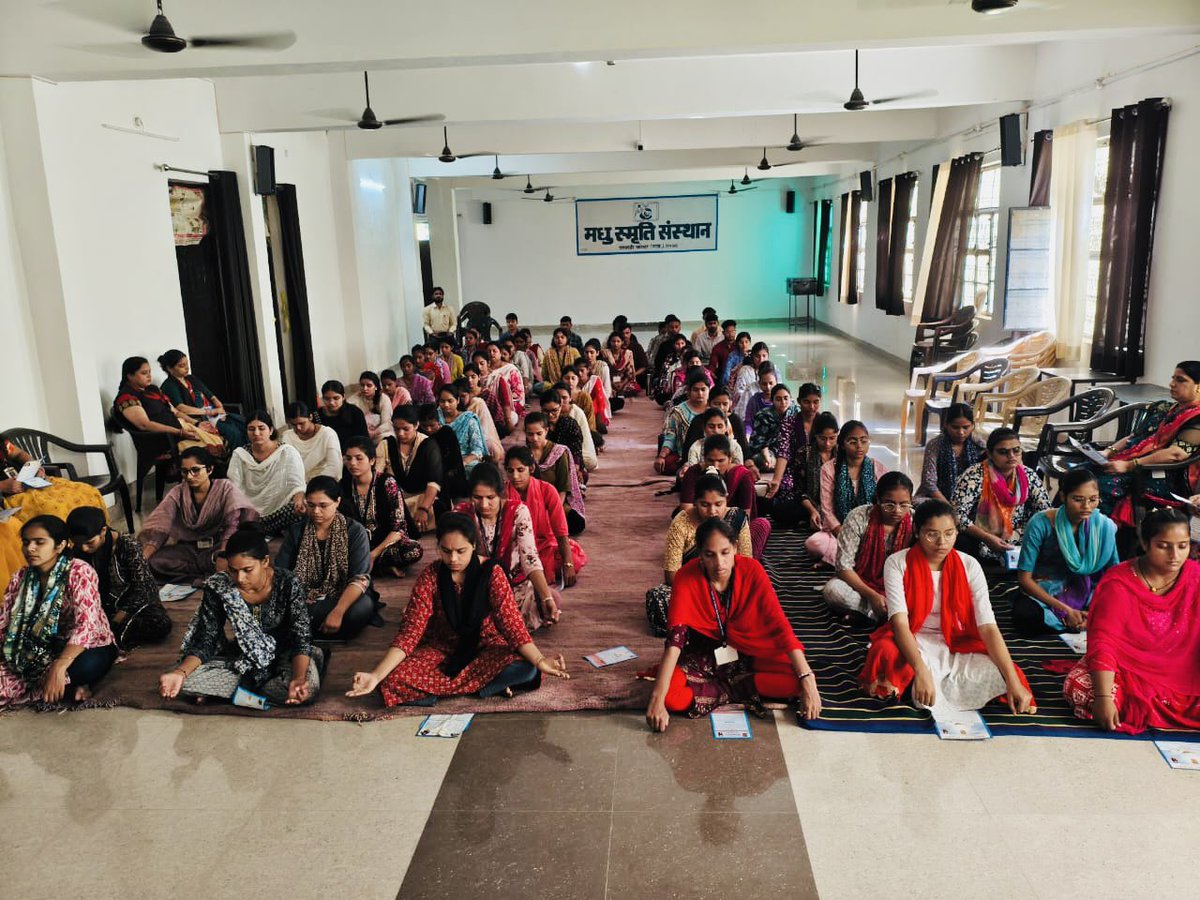 SiyagSiddhaYoga's tweet image. " मैं उस परम तत्व की प्रत्यक्षानुभूति एवं साक्षात्कार करवाने आया हूँ, जिसकी खोज हमारे ऋषि मुनियों ने की थी ।"
- गुरुदेव सियाग
अध्यात्म विज्ञान सत्संग केन्द्र, जोधपुर के कार्यकर्ताओं द्वारा जगह जगह सद्गुरुदेव श्री रामलाल जी सियाग के ध्यान योग के…