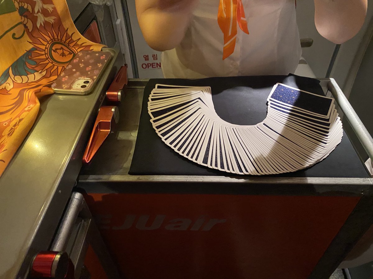 나 여행 에피소드 부자인지도? 지난 5월에는 도쿄에서 우연히 미나가와 아키라를 만나 그림 선물을 받았고, 이번에는 치앙마이 오는 뱅기에서 타로카드 방이 열리며 무료 타로카드를 봄 ㅋㅋㅋㅋ 다시 생각해도 넘 웃김 ㅋㅋㅋㅋㅋ