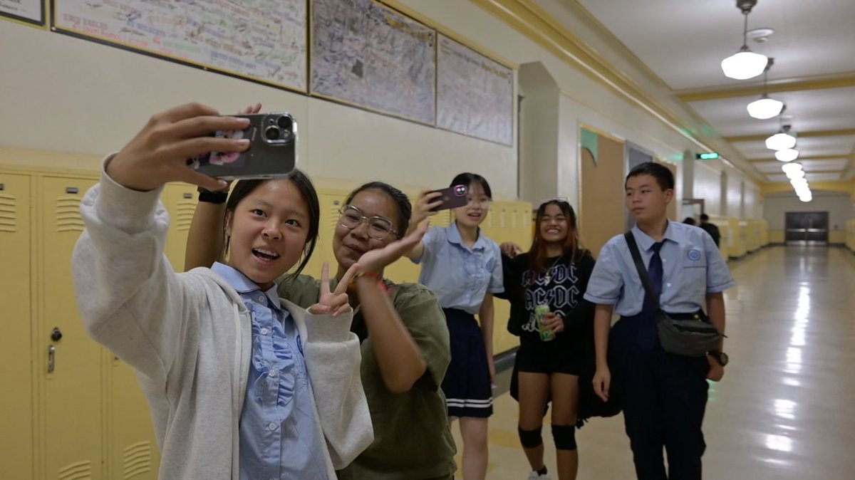 HolaFujian's tweet photo. Chinese students bid farewell to their American partners and take a group photo to preserve the moments of friendship.
Students from Fujian Institute of Education Affiliated High School and their Lincoln High counterparts gathered, eager to preserve the special bonds they'd formed. Smiles mixed with a touch of reluctance as they snapped photos together, each frame capturing cherished memories of shared experiences and newfound friendships.
#Tacoma #Lincoln #YouthCulture #Friendship