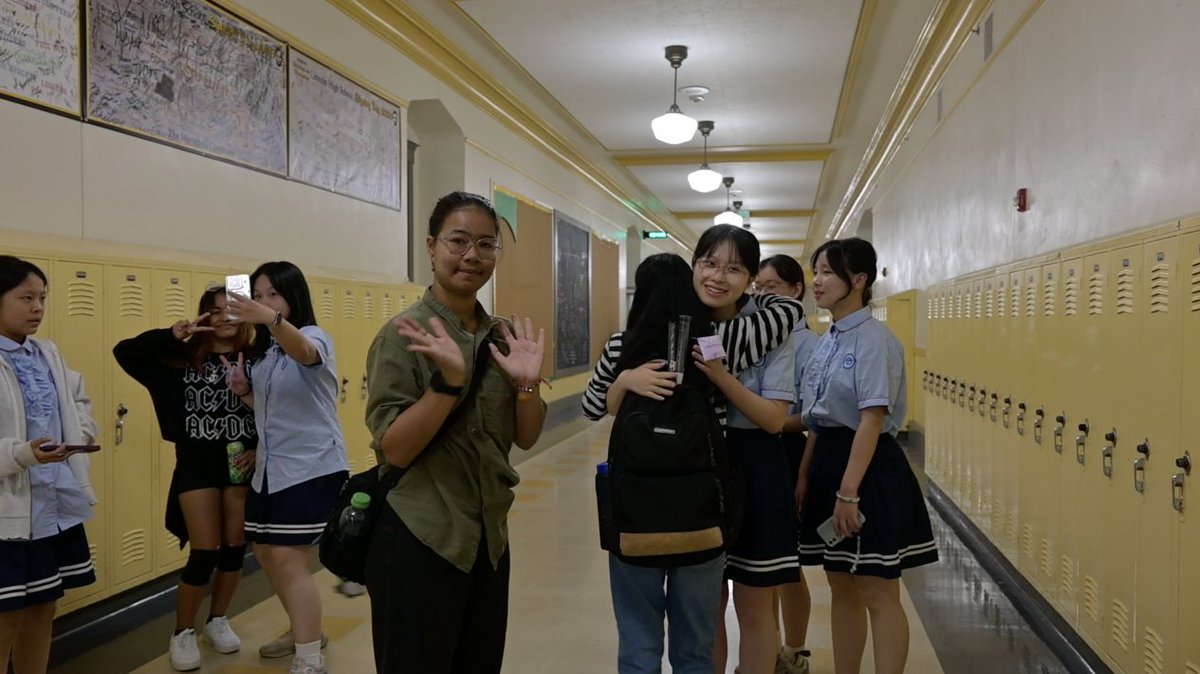 HolaFujian's tweet photo. Chinese students bid farewell to their American partners and take a group photo to preserve the moments of friendship.
Students from Fujian Institute of Education Affiliated High School and their Lincoln High counterparts gathered, eager to preserve the special bonds they'd formed. Smiles mixed with a touch of reluctance as they snapped photos together, each frame capturing cherished memories of shared experiences and newfound friendships.
#Tacoma #Lincoln #YouthCulture #Friendship