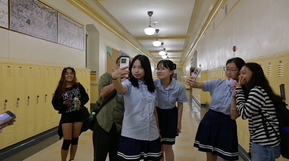 HolaFujian's tweet photo. Chinese students bid farewell to their American partners and take a group photo to preserve the moments of friendship.
Students from Fujian Institute of Education Affiliated High School and their Lincoln High counterparts gathered, eager to preserve the special bonds they'd formed. Smiles mixed with a touch of reluctance as they snapped photos together, each frame capturing cherished memories of shared experiences and newfound friendships.
#Tacoma #Lincoln #YouthCulture #Friendship