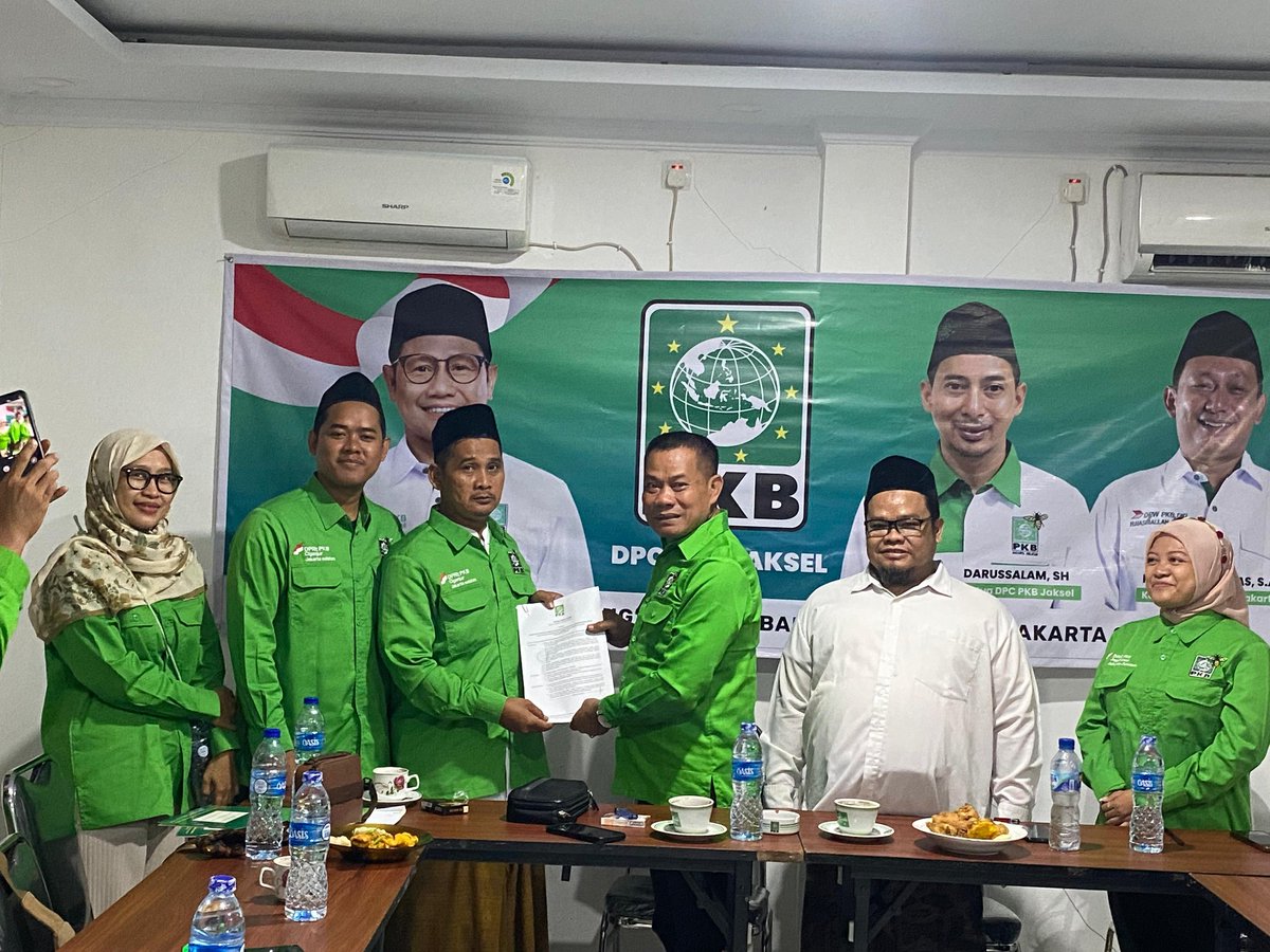 dpcpkbjaksel's tweet image. Penyerahan SK Ranting se-Kecamatan Jagakarsa oleh Sekretaris DPC PKB Jakarta Selatan @sutiknopkb 

@Alam_PKBJaksel @DPWPKBJAKARTA @DPP_PKB 

#pkbtemanbaikku