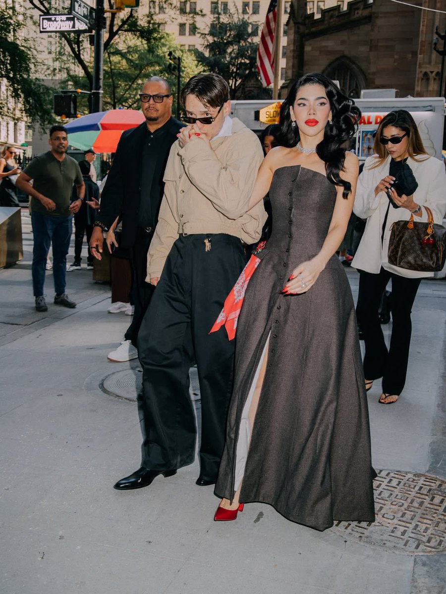 KeninisMxOFC's tweet photo. Kenia OS y Peso Pluma en New York. 🖤 https://t.co/oLC6aO2Fe3