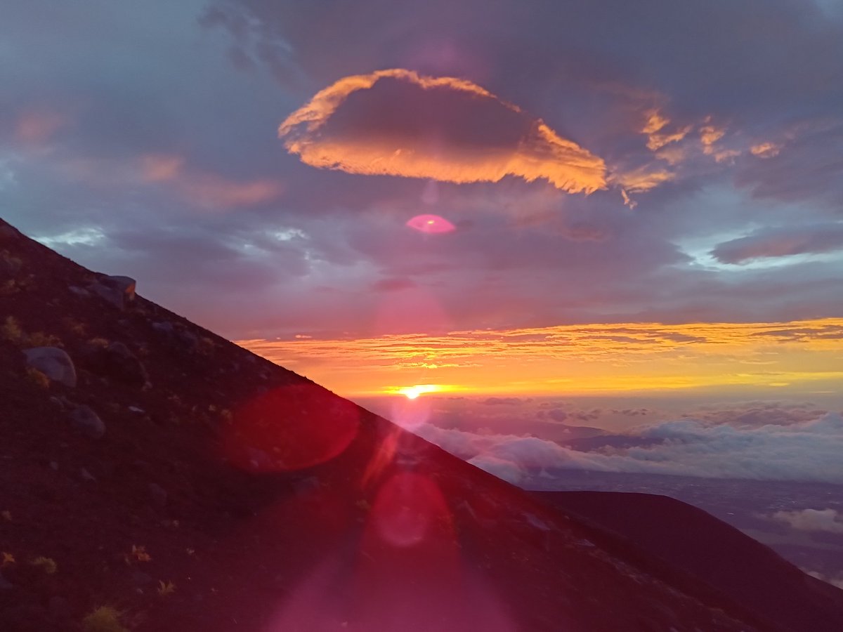 Senba_39's tweet image. 中2の同じクラスの奴が泊まりにきて飲んだ後に早朝から富士山へ。
おバカ男子は永遠だな。
昔のエピソードが今では炎上案件ばかりで死ぬほど笑った😆