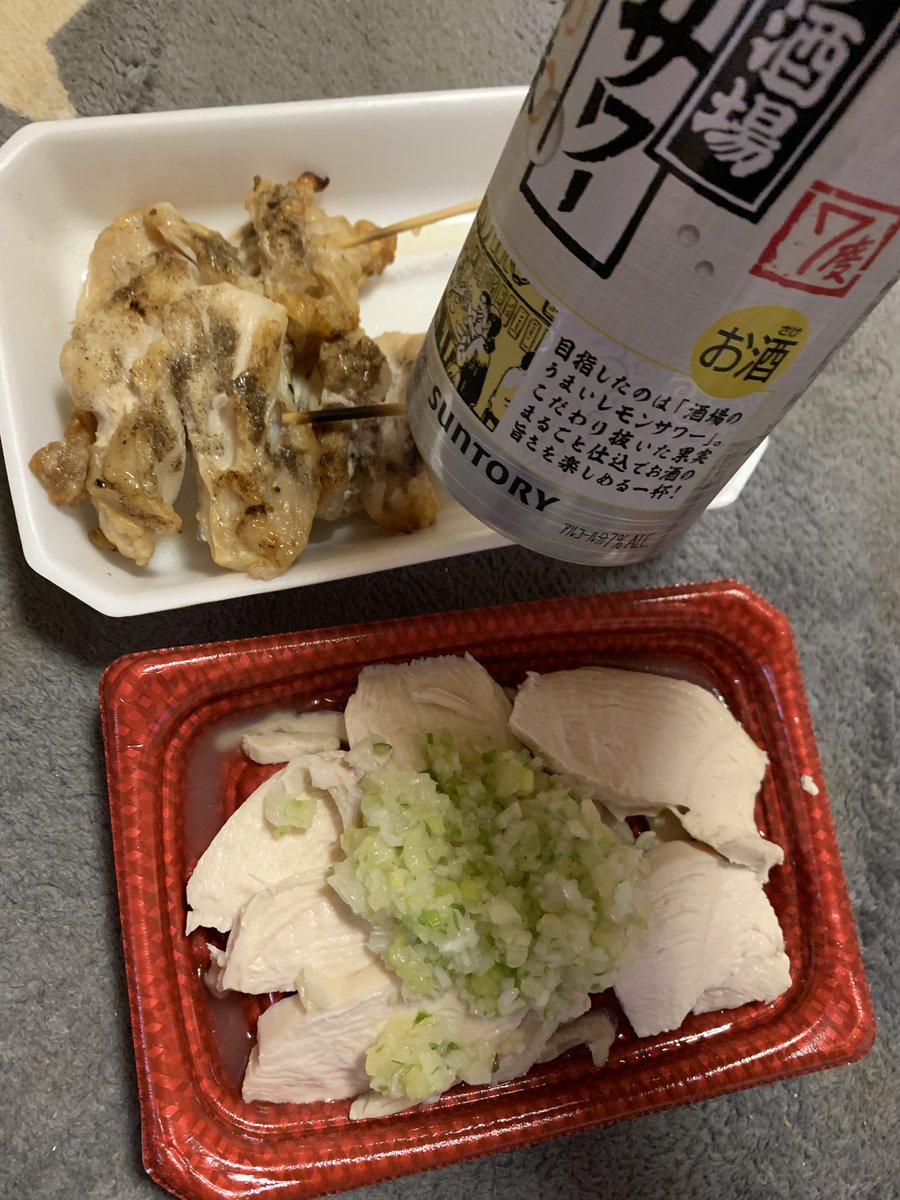 貴重な一日の休みは昼呑み🍺

あっさり目に❓😅

やげん軟骨串と、蒸し鶏ネギソースで💨🍻
やげん串は肉がついててボリューミー😊
蒸し鶏はしっとり感ナイス😊

今夜の井上尚弥の防衛戦、楽しみ❗️🥊
彼は…勝ちます🏆笑

#昼呑み
#井上尚弥