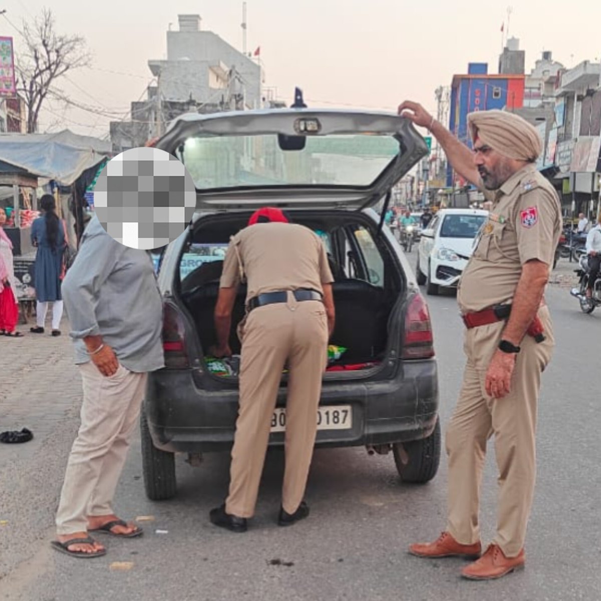 Jal_R_Police's tweet photo. ਸਪੈਸ਼ਲ ਨਾਕਾਬੰਦੀ – ਸ਼ਾਂਤੀ ਤੇ ਸੁਰੱਖਿਆ ਵੱਲ ਹੋਰ ਇਕ ਕਦਮ

#JalandharRuralPolice #SpecialNaka #CheckingDrive #SafePunjab #AgainstCrime #PublicSafety #PoliceOnDuty https://t.co/tYBMKRpA2s