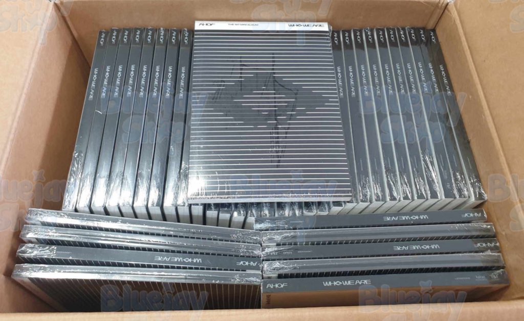 bluejayshop's tweet photo. #Bluejayshop_GA 
SEALED AHOF WHO WE ARE AND RANDOM UNSEALED ALBUM GIVEAWAY! 2 WINNERS 🥳

- follow us + https://t.co/xKhWWI7iJX 🔔
- like and retweet 
- reply

ends in 48hrs 🚶‍♀️ https://t.co/BocNcf2voZ