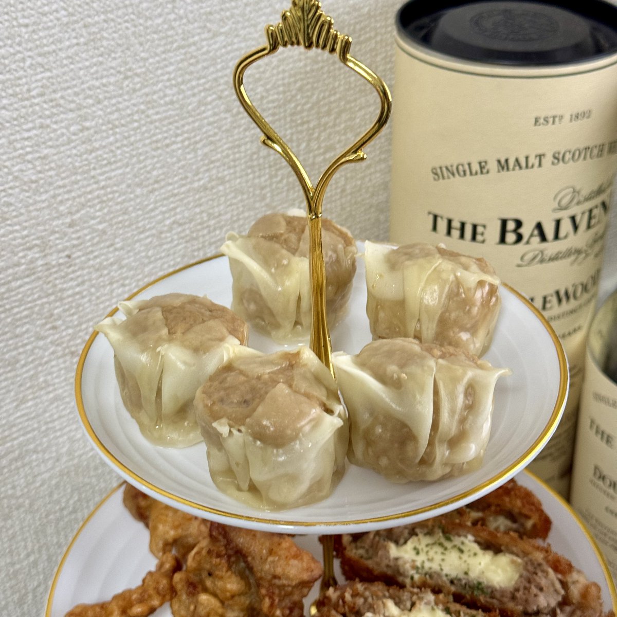 드디어 꿈을 이뤘습니다...
알중의 애프터눈 티 세트🍺🍾🥃☕️

1층 모둠회 참다랑어 방어 오징어 도미 연어 단새우

2층 치즈멘치카츠 카라아게

3층 슈마이

좋아하는거로만 채워서 맥주 일본주 위스키 폭음폭식하기