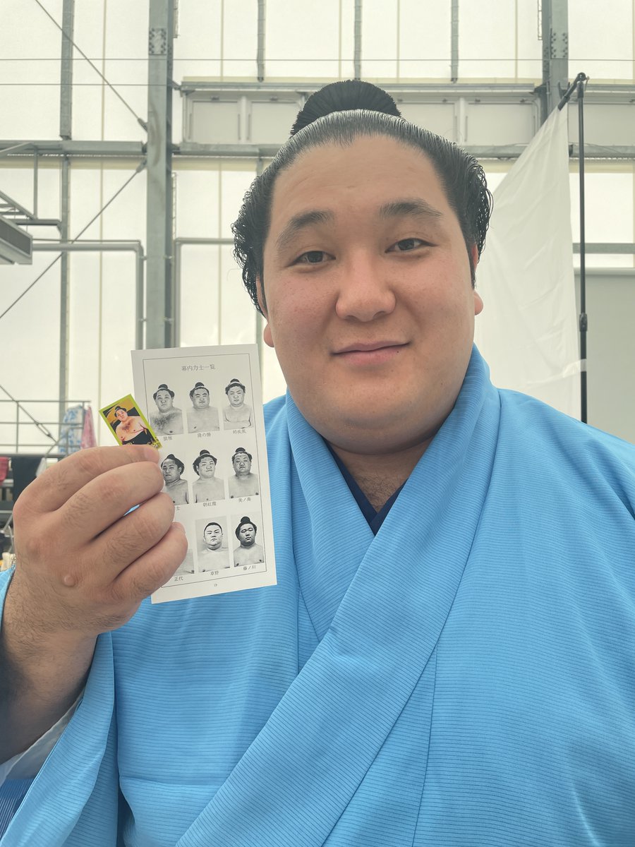 ＜大相撲九月場所＞
大相撲ステッカー×相撲手帳

今場所のガチャ「大相撲ステッカーシール」は、
相撲手帳に貼って楽しめるミニサイズ！
今回から新たに手帳に追加された幕内力士写真のページに貼ると、ジャストフィットかもしれません。

#sumo #相撲 #九月場所 #秋場所