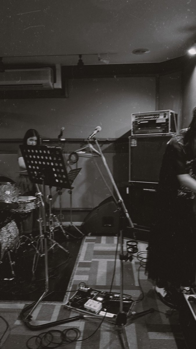 EMILY__band's tweet photo. A Photo from One Day📸

@sano_158 

#NewMusic #インディーズバンド　#邦ロック　#OnStage #guitar #EMILY https://t.co/0qJBHTHkTJ