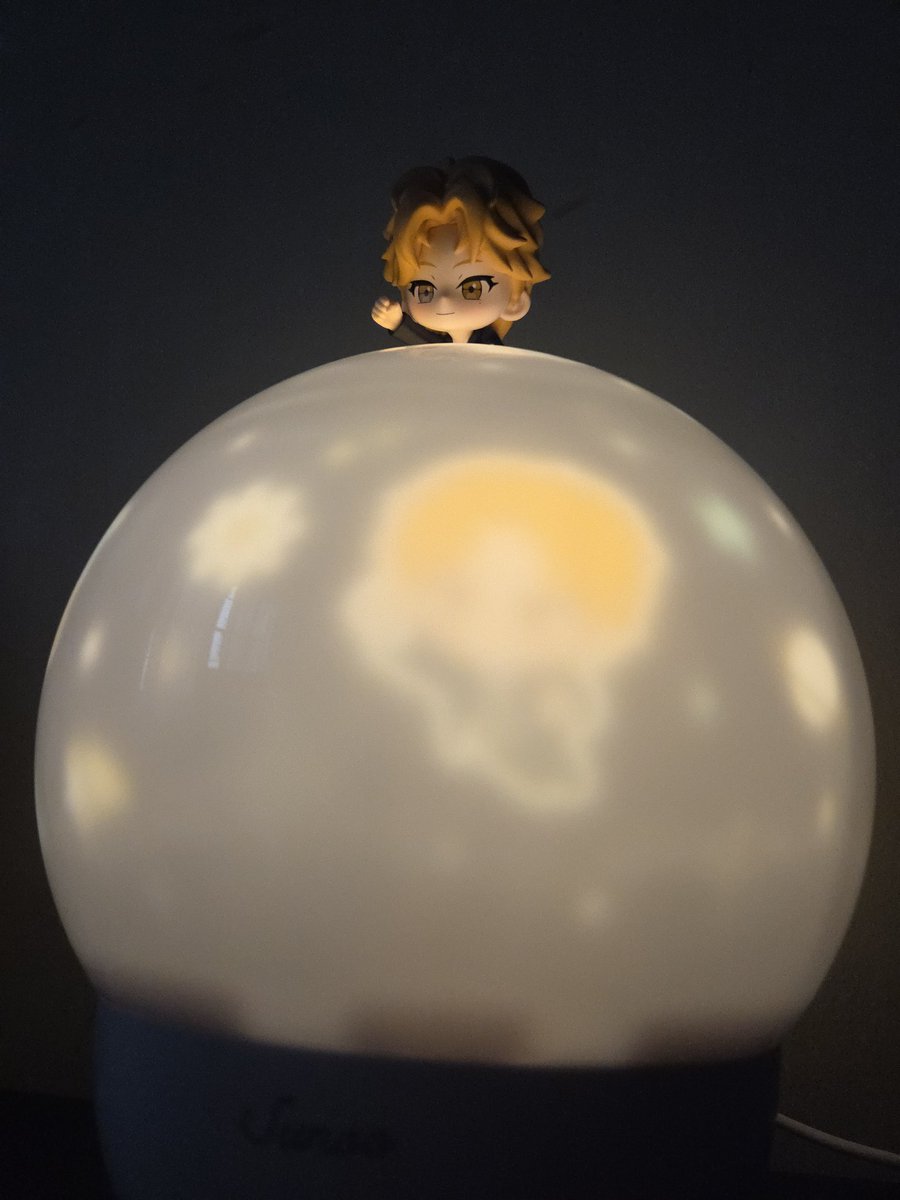 Sunoo's Shion on the Dark Moon Lamp is so calming. Thank you Sunoo