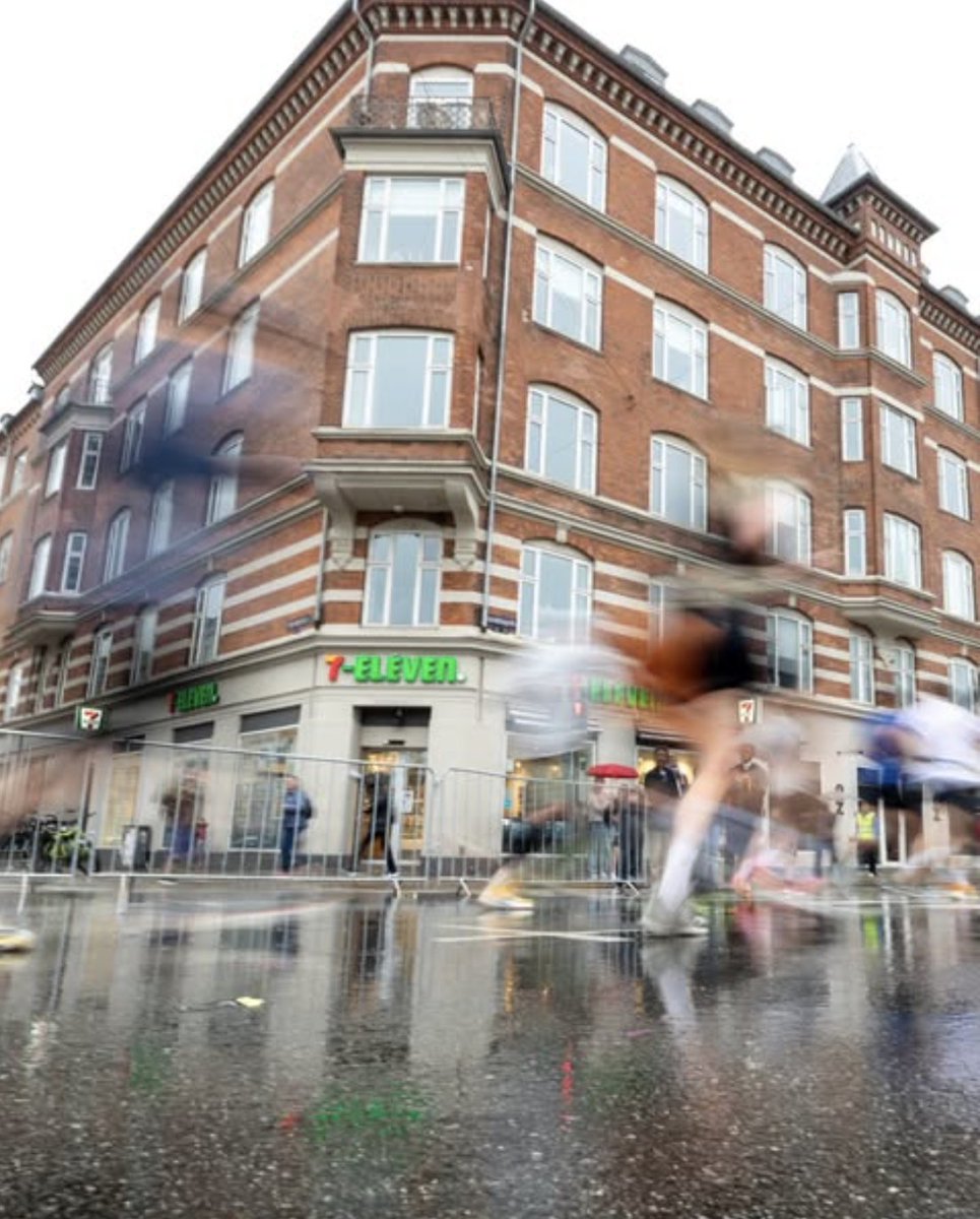 Så er det race day! Vi kan forvente lidt regn, men vinden har lagt sig, og gaderne er ligeså flade, som de plejer at være. 
Hav en fantastisk dag – uanset om du løber eller hepper. 
#cphhalf