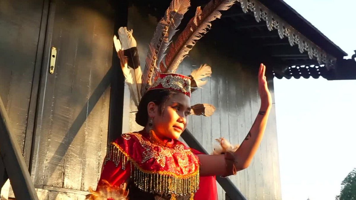 PalmOilDetect's tweet photo. #News: #Penan and #Kenyah #indigenous communities demand URGENT halt to illegal deforestation on their ancestral of #Borneo! Despite court orders and blockades, bulldozers destroy their forests 🌴🔥🪔☠️ #BoycottPalmOil resist for them @palmoildetect https://t.co/b3FRzpt2iH https://t.co/15WtqYaYXQ