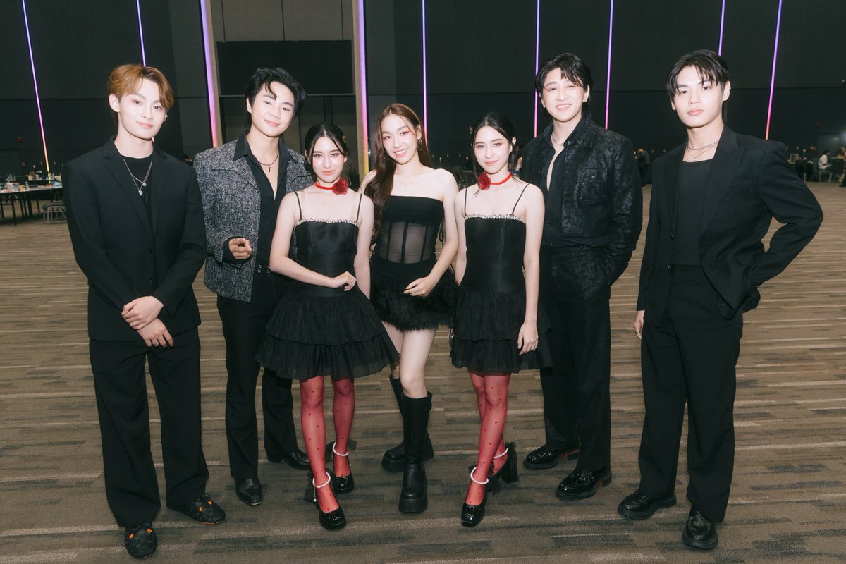 ViuTalent_TH's tweet photo. 💛 @earth_np_  &amp; @auarohm  w/ #FeedxKhaosodAwards❤️

#FeedxKhaosodAwards2025

#EarthNanthawat
#AuPatrapon
#ViuTalent https://t.co/1yiidoVckd