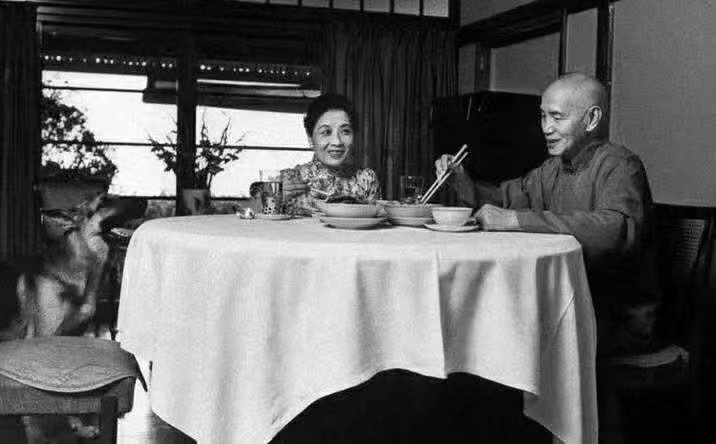 蒋介石的厨师回忆：委员长在食的方面，早餐通常就吃稀饭，偶尔吃一小碗汤面，加点咸菜。中餐及晚餐只有两三样小菜，即使宴客也是很普通四菜一汤 他不抽烟不喝酒不饮茶，多是喝白开水，一根香蕉若上午吃一半，一定留下一半下午吃