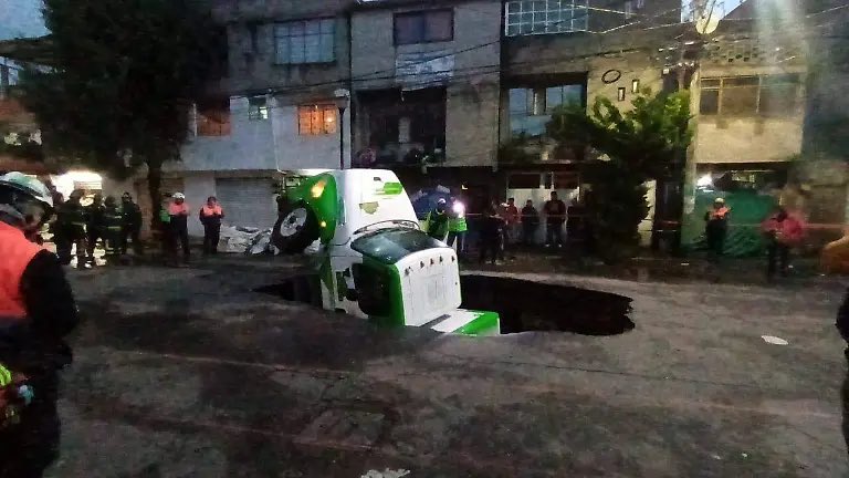 Dato geológico del día 🌎

​Un socavón de gran tamaño, como el que apareció ayer en #Iztapalapa, puede formarse en solo unas semanas. En casos acelerados por la lluvia, este proceso puede ocurrir en tan solo un par de días.