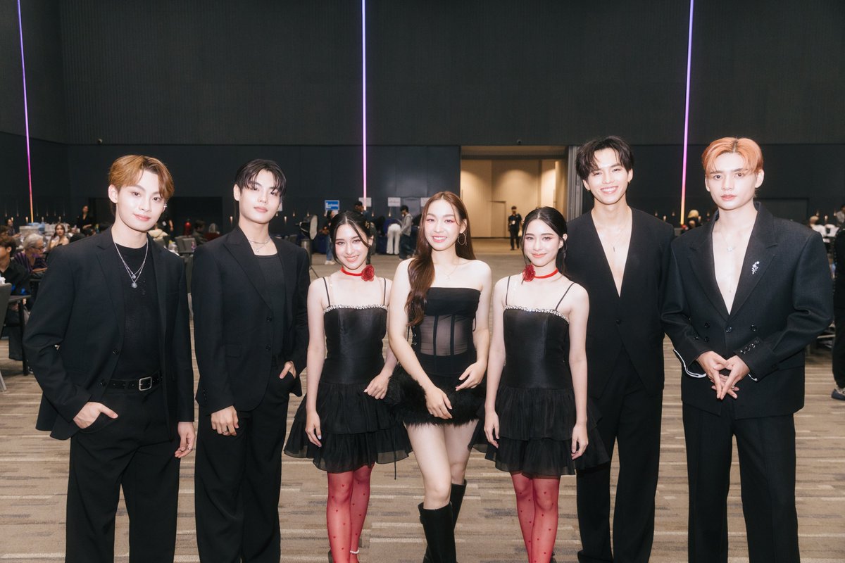 ViuTalent_TH's tweet photo. 💛 @earth_np_  &amp; @auarohm  w/ #FeedxKhaosodAwards❤️

#FeedxKhaosodAwards2025

#EarthNanthawat
#AuPatrapon
#ViuTalent https://t.co/1yiidoVckd