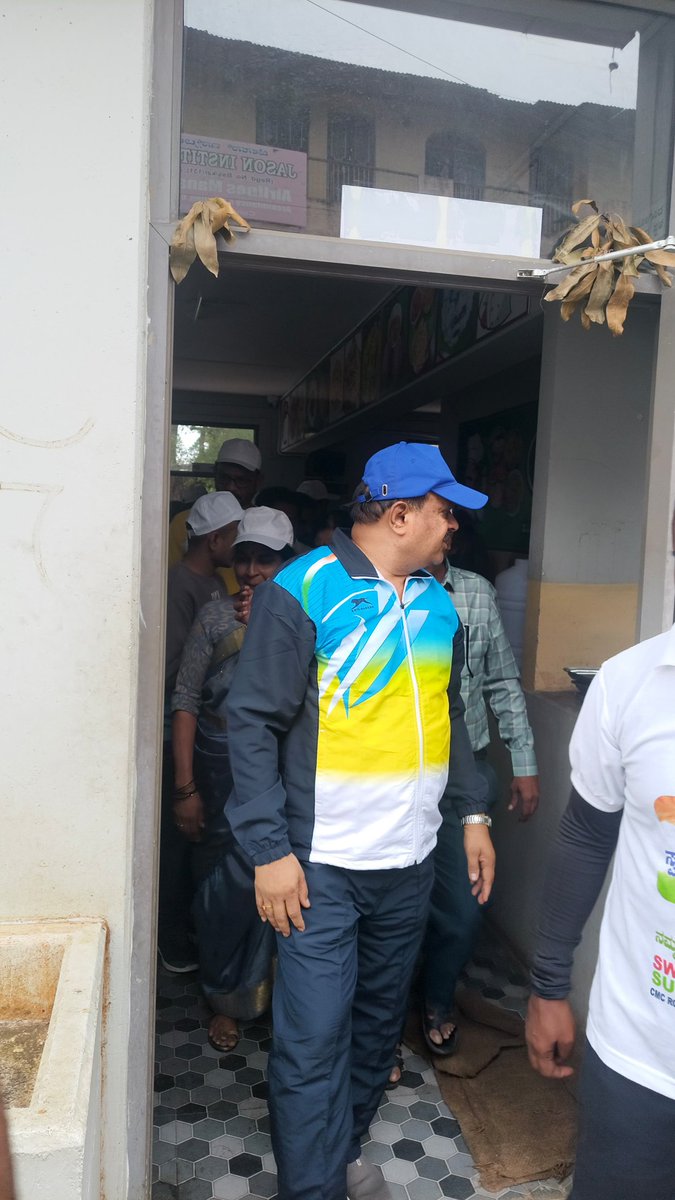 ನಗರಸಭೆ ಅಧಿಕಾರಿಗಳೊಂದಿಗೆ ಸೈಕಲ್ ಮೂಲಕ    *ಕೆ.ಜಿ.ಎಫ್.  ನಗರ* ಪರ್ಯಟನೆ  ಮಾಡಿ ಪ್ರಮುಖ ರಸ್ತೆಗಳು, ಉದ್ಯಾನವನ ಗಳ  ಸ್ವಚ್ಛತೆ ಹಾಗೂ   ಇಂದಿರಾ ಕ್ಯಾಂಟೀನ್ ಗಳನ್ನು   ಪರಿಶೀಲಿಸಲಾಯಿತು.