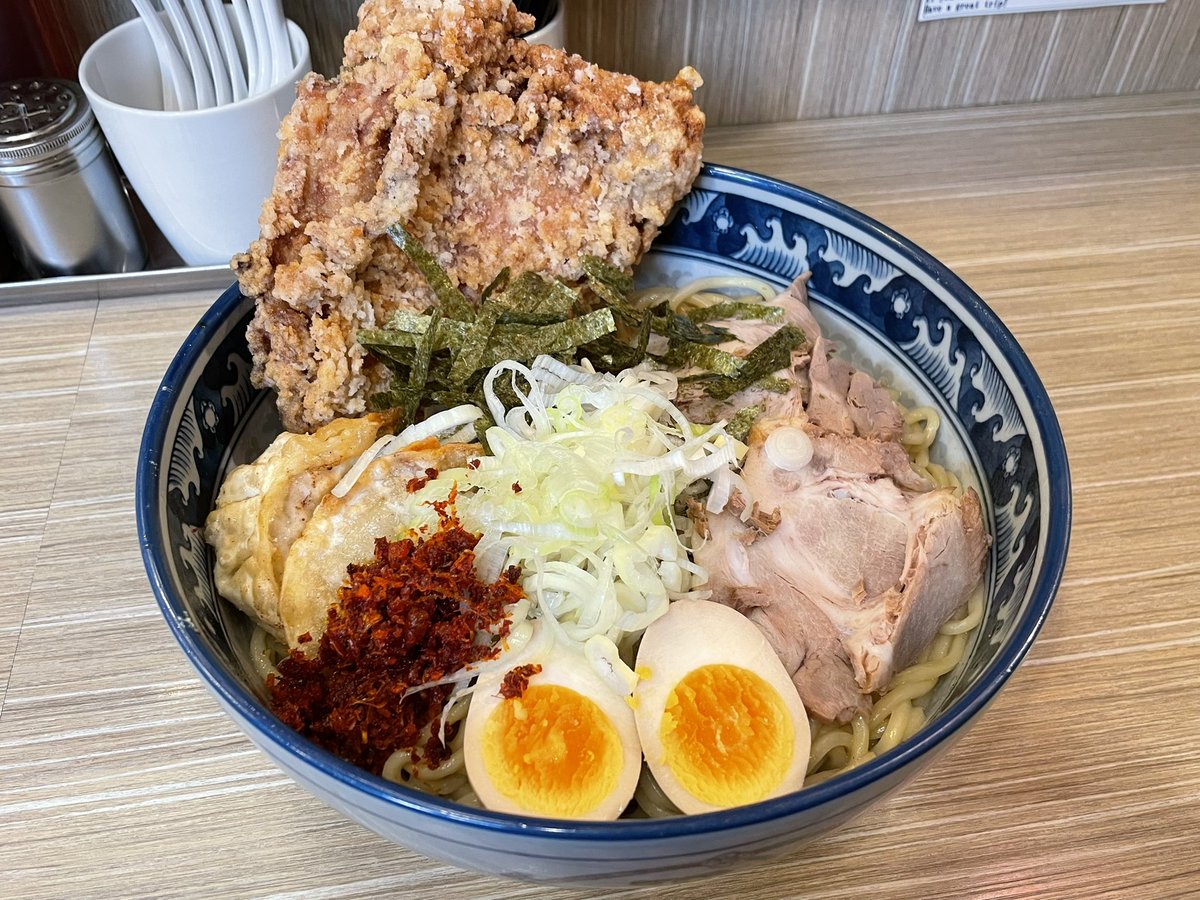 hp_prolog's tweet image. つけ麺油そば 楽
デカ盛りアゲアゲ油そば 1.6kg
唐揚げの大きさがイカれてた
