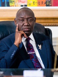 I swear every time Netflix shows Antonio Tarver on screen during the Crawford Canelo boxing match all I see is Ben Crump. #CaneloCrawford