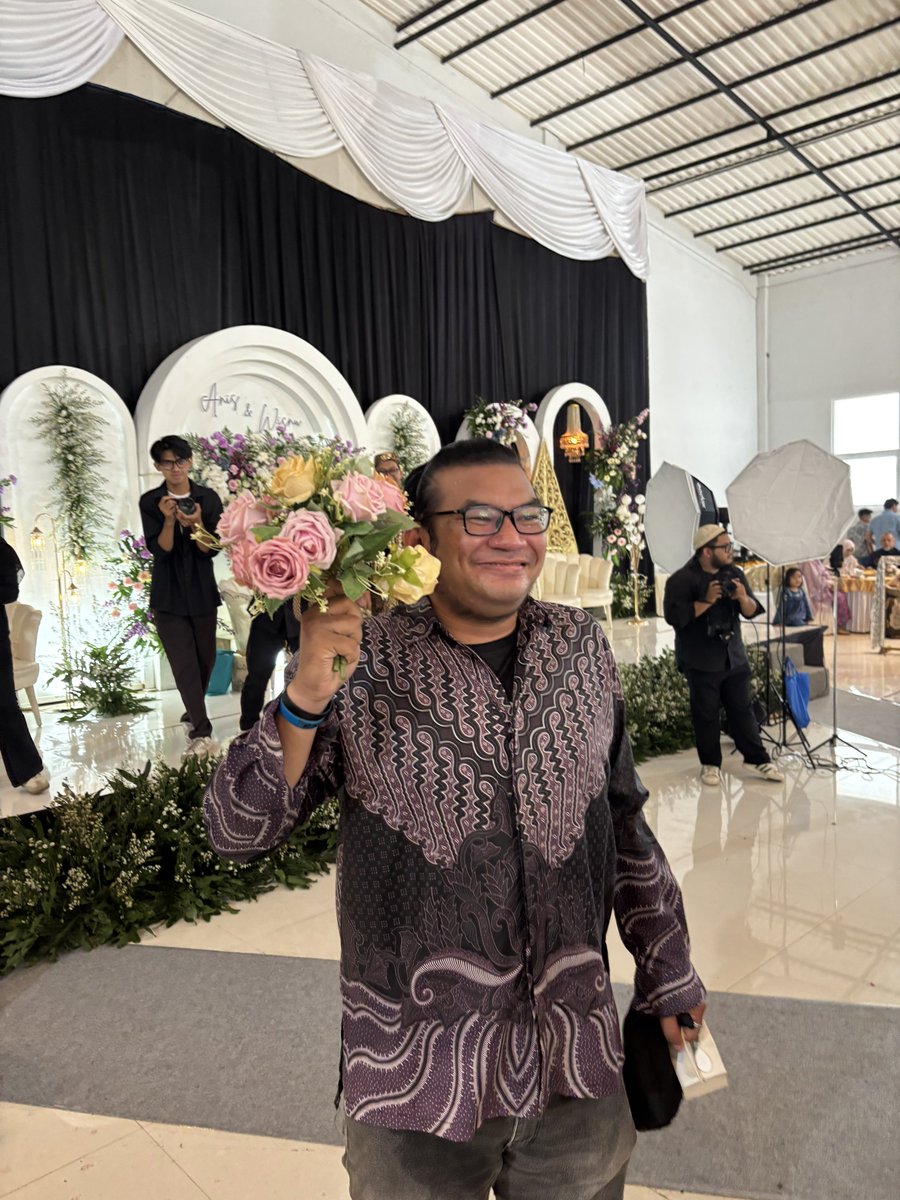 MarshaOshi (@marshaoshi_) on Twitter photo Happy wedding sesepuh MarshaOshi dan pen artist dengan kontrak seumur hidup di MO.
Semoga sakinah mawaddah warahmah kak <a href="/Nueks__/">Nueks | CF21 Prep..</a> & istri ๐๐
(bonus pict: tahun depan pandu nikah) Happy wedding sesepuh MarshaOshi dan pen artist dengan kontrak seumur hidup di MO.
Semoga sakinah mawaddah warahmah kak <a href="/Nueks__/">Nueks | CF21 Prep..</a> & istri ๐๐
(bonus pict: tahun depan pandu nikah)