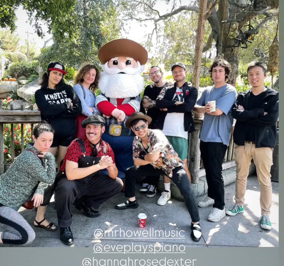 ロサンゼルス近郊の遊園地Knott’s Berry Farm🎃バンド。今年は1か月このメンバーで演奏します。

右中央がLAで僕の3倍稼ぐドラマー、つぐみ君。僕は彼の代打として参加

ありがとう😭アミーゴ