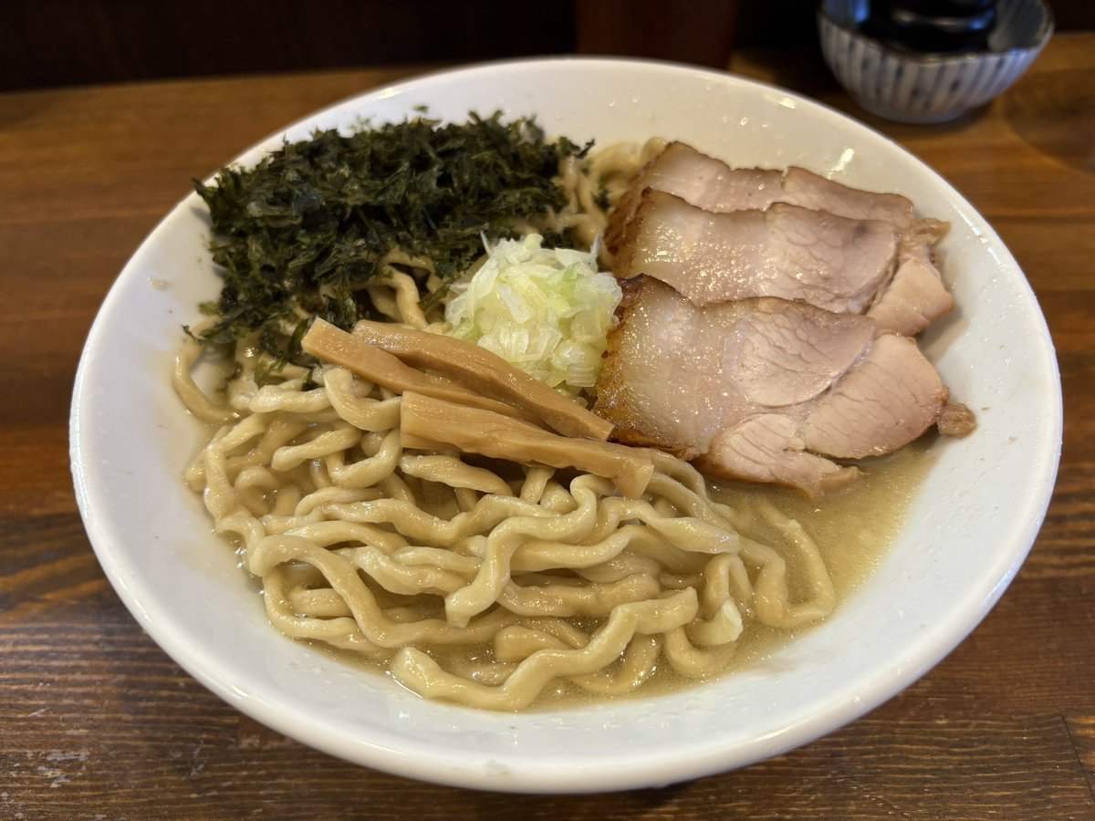 初めて食べた時の衝撃が忘れられず
自家製麺ラカンさんへ
特製 丸鶏と帆立の〈朝〉ラー麺  麺大盛
前回食べた油そばと迷ったけど 絶対に他のメニューも美味しいだろうと 今回はラー麺で
やっぱり美味しいですやん
片道2時間かけても色々と食べたいから 関山に雪が積もる前に もう何回かお邪魔したい
