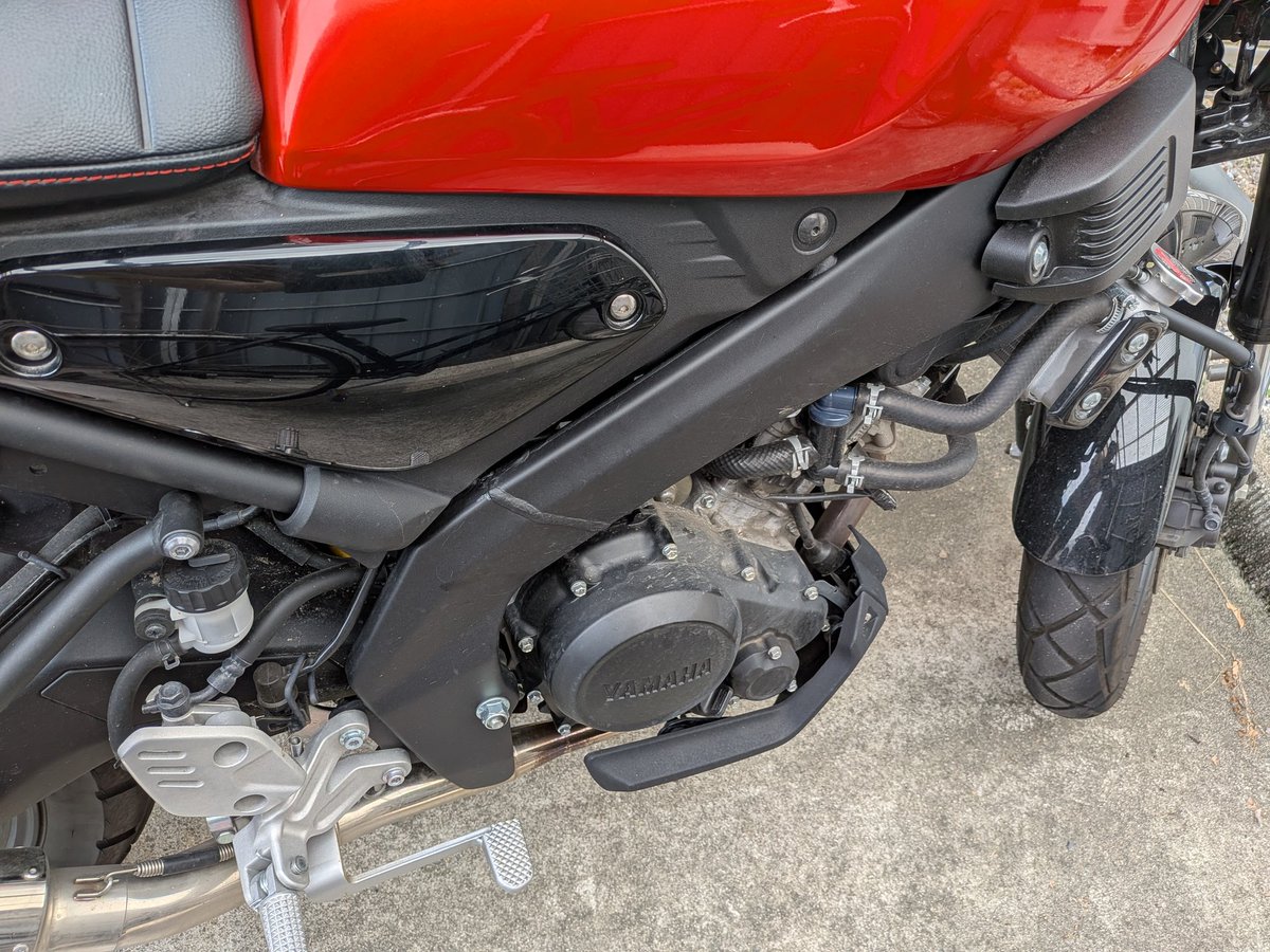 kouituan's tweet photo. やっとこさXSR125バック完成
・シート中固定→✕シートロックされず
・フェンダー部→✕カッコ悪い
・タンク下フレーム→◯
最終的にココが良さそう。
大きさもアメリカンみたいなデッカイの合わないから最低限ペットボトル入って欲しいなぁって設計。
固定はダブルDカンベルトなんで安心や😎
#xsr125 https://t.co/DlcbgZ2wTW