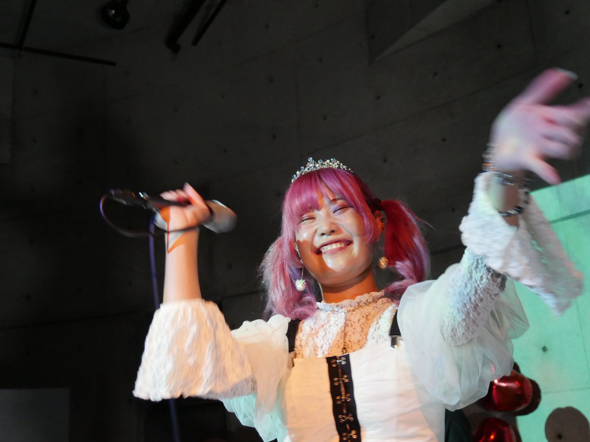 mfoo_reds's tweet photo. ゆりなBIRTHDAY THREEMAN LIVE
at HalfMoonHall 下北沢①
#燦然世界
眩いばかりに燦めく #ゆりな ちゃん
ギター #do さん(#do555)が加わった完全体のバンドが圧倒的な光を放つ✨
この光の先にあるのはどんな新世界なんだろう☺️
そして「Hug!」を楽しそうに歌うゆりなちゃんを祝えてよかった🎂🎉 https://t.co/kEaLSu6j2k