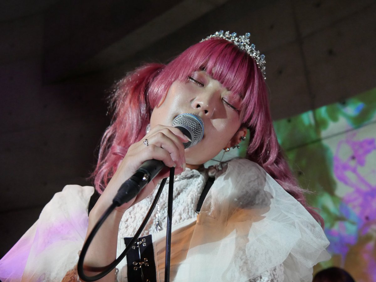 mfoo_reds's tweet photo. ゆりなBIRTHDAY THREEMAN LIVE
at HalfMoonHall 下北沢①
#燦然世界
眩いばかりに燦めく #ゆりな ちゃん
ギター #do さん(#do555)が加わった完全体のバンドが圧倒的な光を放つ✨
この光の先にあるのはどんな新世界なんだろう☺️
そして「Hug!」を楽しそうに歌うゆりなちゃんを祝えてよかった🎂🎉 https://t.co/kEaLSu6j2k
