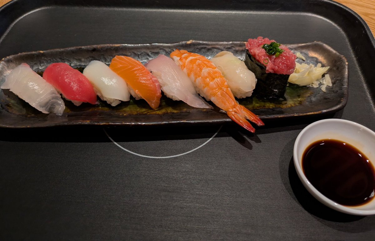 うめきたのTime Out Market。
場所によってはコンセントある、トイレ綺麗。

フードコート形式だけど食器を返しに行く必要がないんです。
グランフロントの地下で繋がってます✨