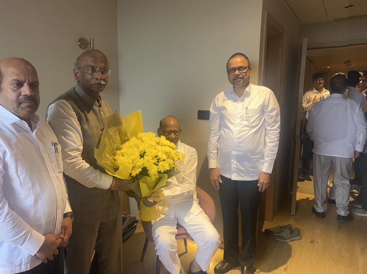advnitinthakare's tweet photo. मविप्र समाजाबद्दल मनामध्ये नेहमीच जिव्हाळा असणारे आमचे मार्गदर्शक व आदरणीय श्री. शरदचंद्र पवार साहेब आणि आदरणीय खासदार सौ. सुप्रियाताई सुळे यांची भेट घेतली. 

#MVPVidyapeeth #MVPSamaj #timesofindia📰 #vision #newsupdate #newsarticles #sarchitnis https://t.co/9z1Et8CI0B