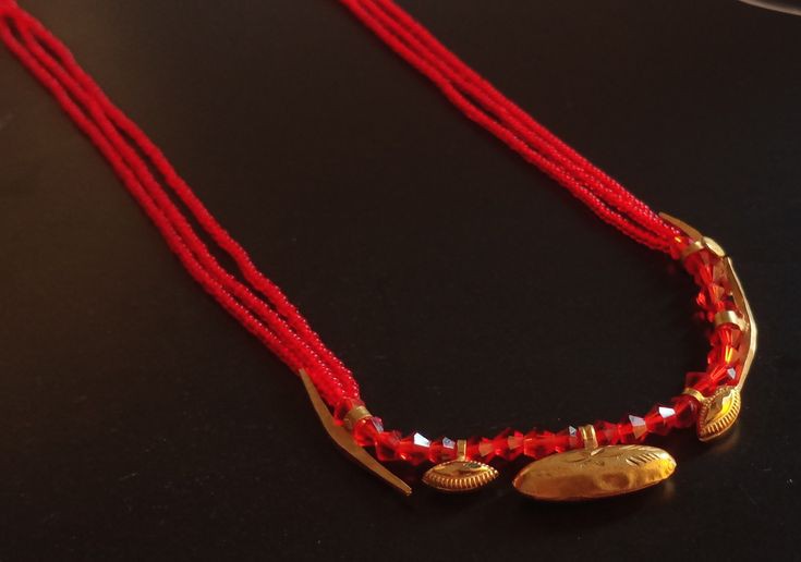 जीवित पुत्रिका/जितिया is primarily practiced by women in Bihar. Mothers observe fast for their children and worship the Gandharva "Jimutavahan."a thread called "Jitiya"adorned wid gold pendent is worshipped and tied on children nd then worn by the mothers themselves. शुभ जितिया🙏