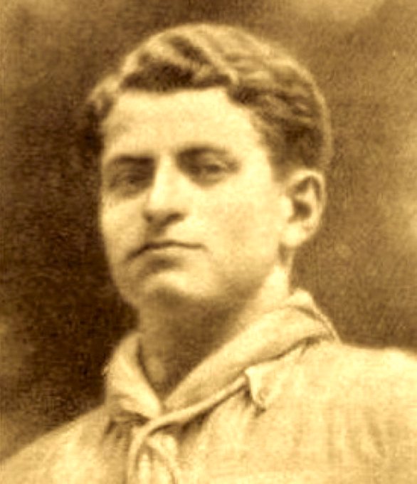 14 septembre 1944. Belfort. Un scout, du clan de Larigaudie, écrit à sa mère: "J'ai demandé à Dieu que si quelqu'un de chez nous doit disparaître,Il daigne me choisir de préférence. Depuis,je suis prêt comme un petit scout". Le 16, le maquis combat. Pierre Dupont est tué. 19 ans.