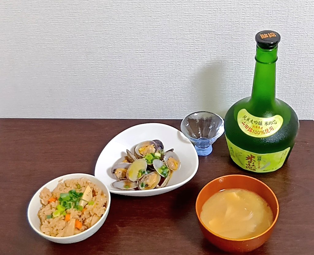 早秋の宵、旬の浅蜊を酒蒸しにして香り豊かに。炊き込みご飯と温かな舞茸の味噌汁を添え、日本酒とともにしみじみ味わうひととき。
秋の深まりを感じながら、味わう丁寧な夕餉です。