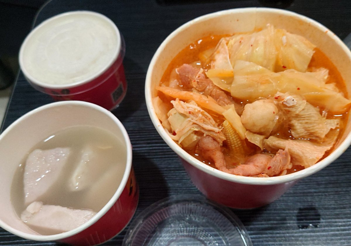 應該還有一塊芋頭在原本的鍋裡八
五塊是都到了
我好餓喔先吸個冬粉
如果吸完還有很多時間應該會提早開播八