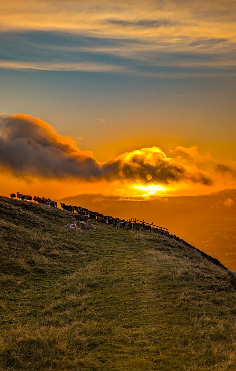 ABTheAdventure's tweet photo. Together we watched the sunrise 

#PeakDistrict https://t.co/NaBQmONLgp