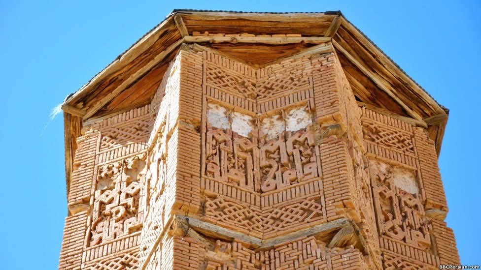 #غزني ته سفر، دوهمه برخه؛
سلطان مسعود څلی، هنر او ارزښت
د نړۍ له تاريخي منارونو يو د غزني #سلطان_مسعود منار دئ چي غزنویانو پکښي د معمارۍ هنر په نادر ډول په ډاګه کړی دئ. د پخو خښتو څخه جوړ دغه منار پر دوو وېشل کېږي چي لاندي برخه ئې اته څنډي لري او پورتنی برخه ئې د ستني په ډول ده،