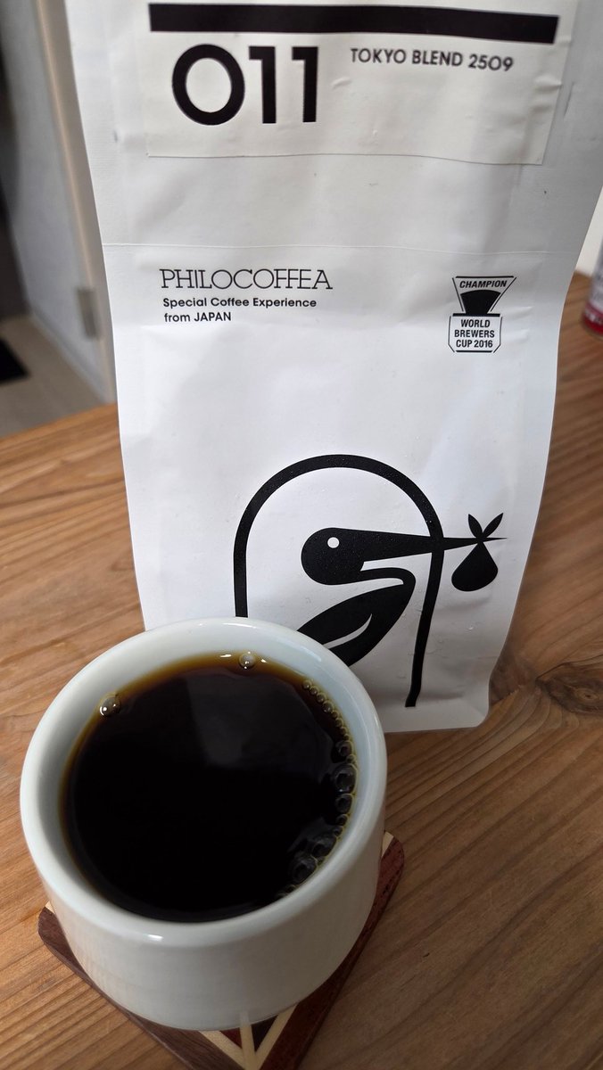Cray_0's tweet photo. コーヒーメモ
豆:011 Tokyo Blend 2509（PHILOCOFFEA）
挽目:C40 MK4 64Click
レシピ:NEW HYBRID METHOD
フィルター:アバカ
温度:95℃→72℃
ブレンドって美味しいけど、味が完成されてて、あーじゃねこーじゃね言えなくて面白くないな……。味は文句無しでめちゃくちゃ美味いんだけどなー
#コーヒー https://t.co/fqaXQOGA0X