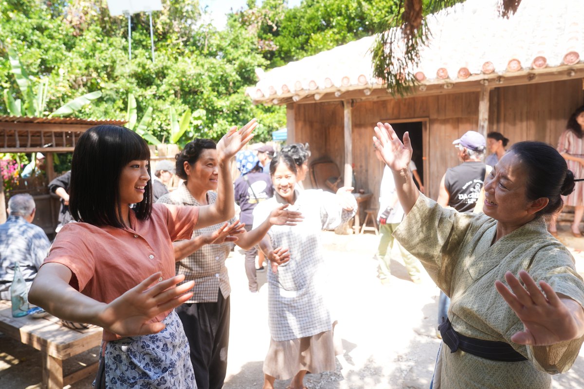 takarajimamovie's tweet image. ━ #映画宝島の世界へ ━ 

▶ カチャーシー

沖縄の伝統的な踊り。
自由に手足を動かして楽しむもの。
単なる踊りというより、「喜びを分かち合う象徴」として深く根付いている。

本作では
・戦果アギヤーたちが浜辺で
・ヤマコ(#広瀬すず)が先生になったお祝いの宴で…