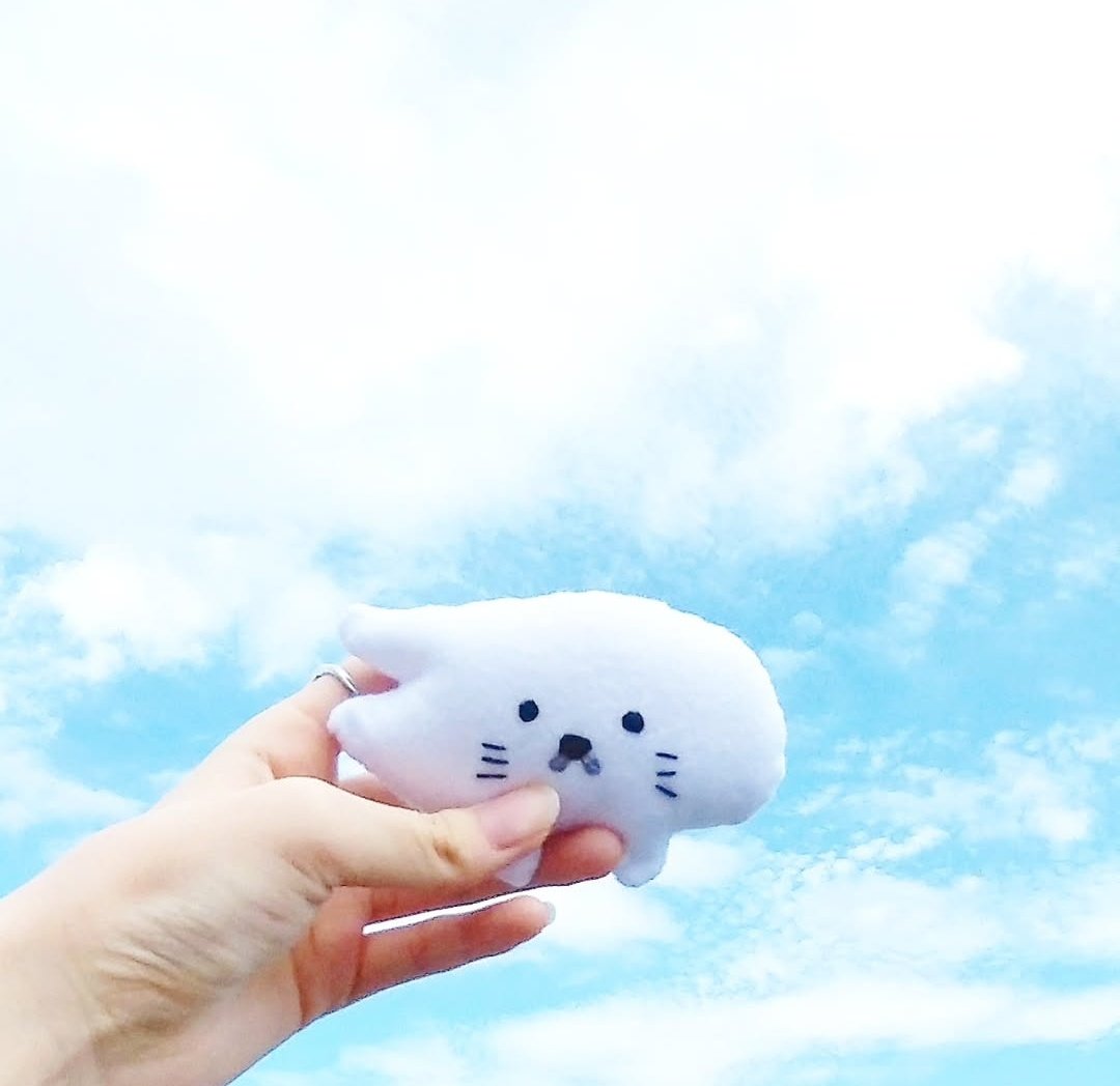 -𝐏𝐑𝐎𝐅𝐈𝐋𝐄-

#とうふ くん

社交的で人懐っこいが
非常に気分屋なゴマフアザラシ。

————————————————
🤍特技⌇海を泳ぐこと🌊

🤍性格⌇大雑把でマイペース

🤍趣味⌇タコを食べること🐙
————————————————

#あざらち。
#京都芸術大学イラストレーションコース 
#雨風緩