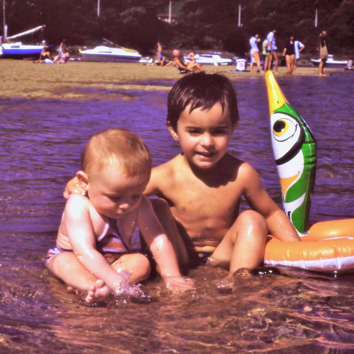 #RETROSUNDAY 1977. Después de 20 días de Pirineos, siempre tocaba costa vasca ✨ tradición de nuestra ama, que no podía dejar la playa fuera del plan 💙🌊

#costavasca #poubros #retro #peques #playa #memories
<a href="/thenorthface/">The North Face</a> <a href="/Sportiva/">La Sportiva</a>