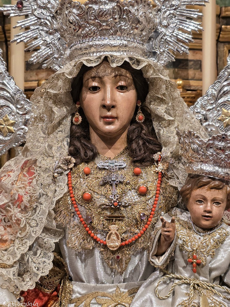 La Virgen de la Luz en su besamanos extraordinario con la medalla de la Virgen de los Reyes.
<a href="/VirgenDeReyes/">Asociación de Fieles Ntra. Sra. de los Reyes</a>