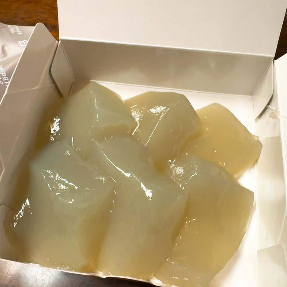 奈良まほろば館を通りかかったので立ち寄って、二十世紀梨と千壽庵吉宗のわらび餅を購入。
梨は樹上完熟とのこと。わらび餅は土曜入荷でタイミングよく買えて、ぷるぷるで持ち上げるとちぎれてしまうほどやわい。きな粉が付いてて、付けてもそのままでも🤤