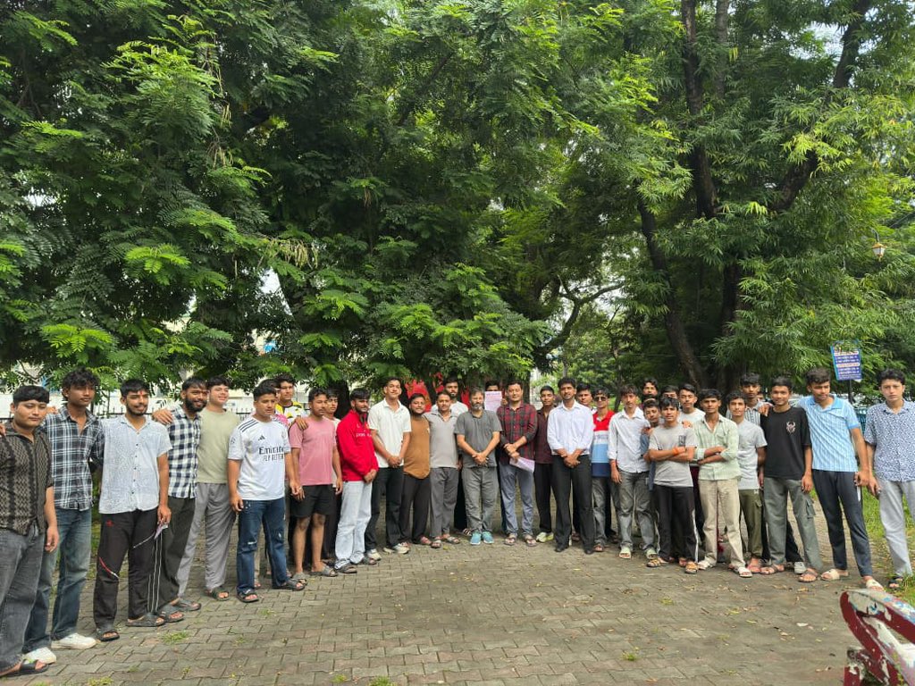 आज MBPG कॉलेज के कुछ छात्रों के साथ एक बैठक हुई, जिसकी अध्यक्षता उपाध्यक्ष अमन बिष्ट जी ने की। बैठक में सभी छात्रों ने कहा कि शिक्षा के बाद रोजगार की गारंटी मिलनी चाहिए और पहाड़ी क्षेत्रों में 5th Schedule लागू होना आवश्यक है, ताकि रोजगार का पहला अवसर केवल स्थानीय युवाओं को मिले।