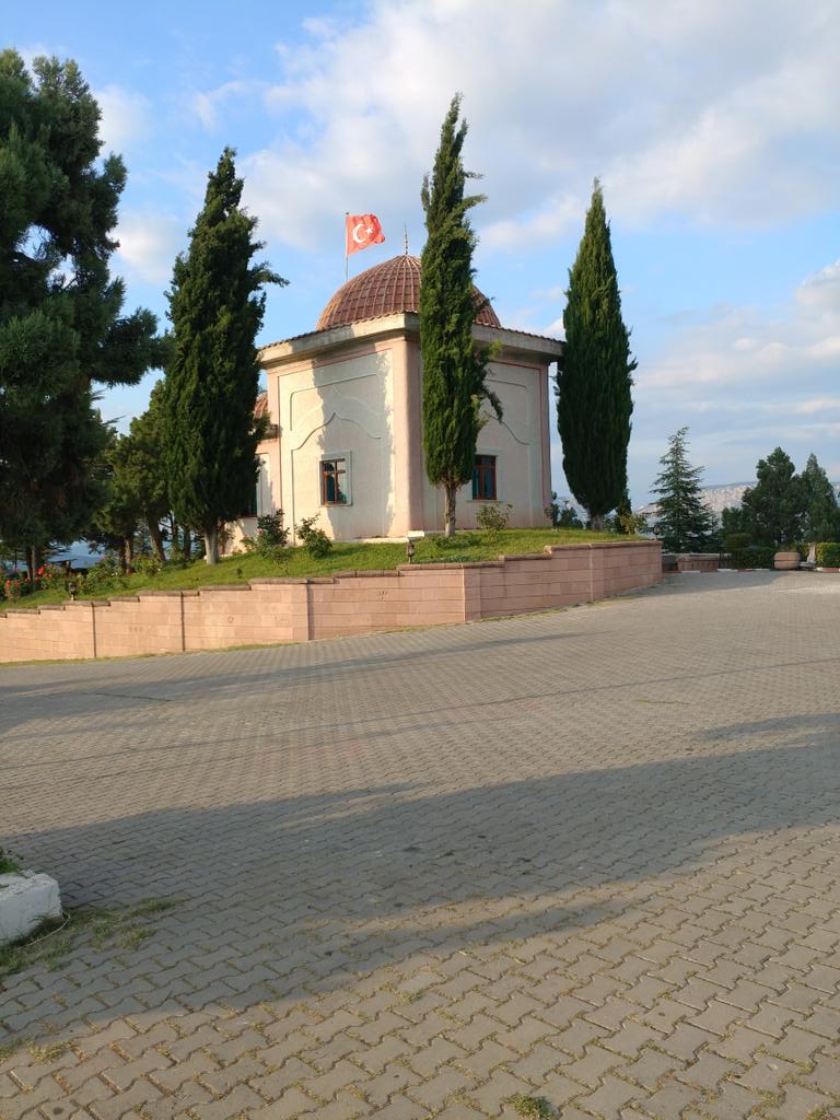 Evlat! 
Öyle insanlar göreceksin ki kuzuyu yemek için;
* Tilkiyle plân yapacaklar..
* Kurtla birlikte öldürecekler..
* Çobanla birlikte yiyecekler..
* Sahibiyle birlikte yas tutacaklar...

  Dursun Fakîh

( Orhan Gazi'ye hitâben...)
