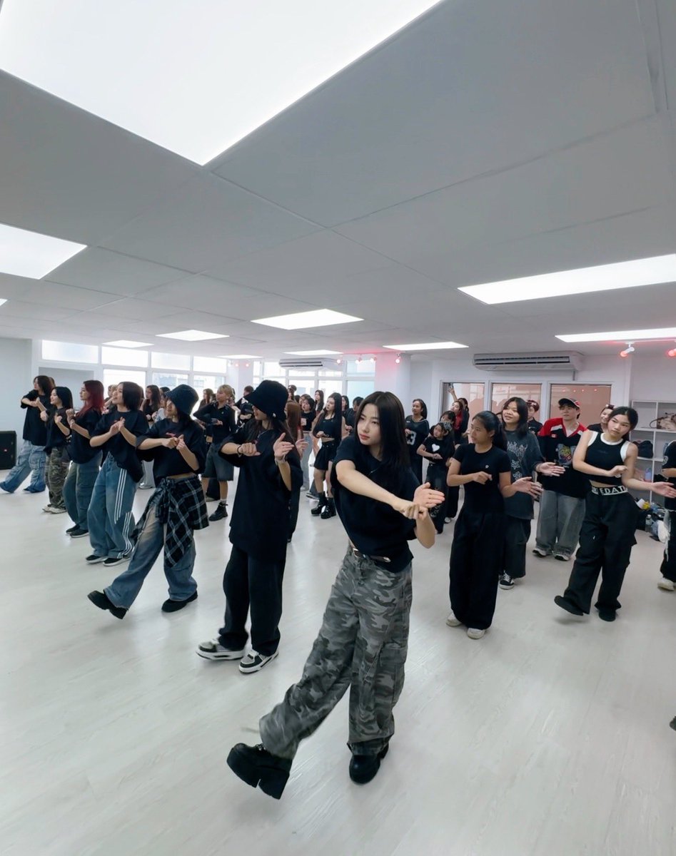 MINDYOFFICIALTH's tweet photo. MINDY บุก ROOKIES ACADEMY ‼️
ในกิจกรรม “IDOL ATTACK“

กับเวิร์คช็อป เต้นเพลงTwiLiGHT ไปพร้อมๆกับMINDY

น้องๆเก่งกันมากๆค่ะ🩷🖤

#IDOLATTACK #rkacademy 
#MINDYTwi_LIGHT 
#MINDYTwiLiGHT
#MINDY_TH  #BDLMD #TPOP https://t.co/KfuPiEWfl6