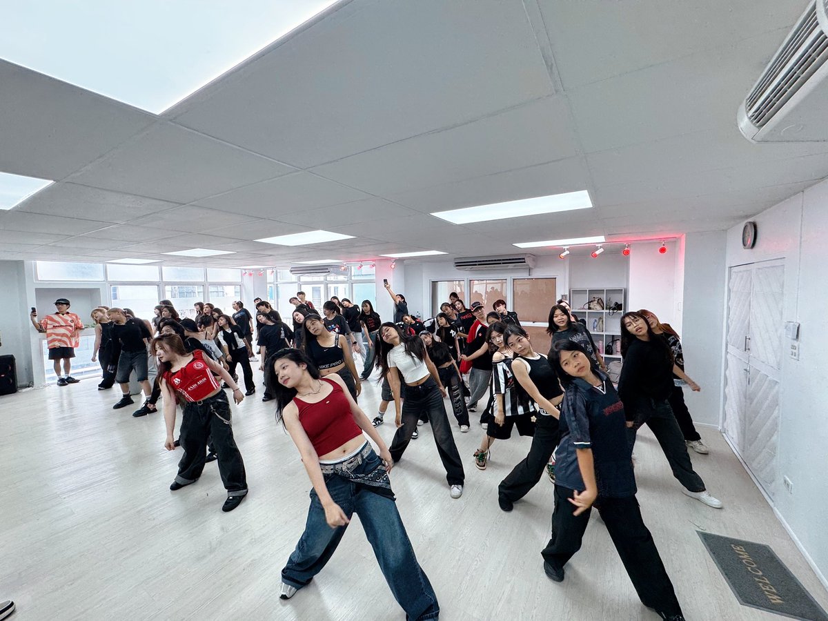 MINDYOFFICIALTH's tweet photo. MINDY บุก ROOKIES ACADEMY ‼️
ในกิจกรรม “IDOL ATTACK“

กับเวิร์คช็อป เต้นเพลงTwiLiGHT ไปพร้อมๆกับMINDY

น้องๆเก่งกันมากๆค่ะ🩷🖤

#IDOLATTACK #rkacademy 
#MINDYTwi_LIGHT 
#MINDYTwiLiGHT
#MINDY_TH  #BDLMD #TPOP https://t.co/KfuPiEWfl6