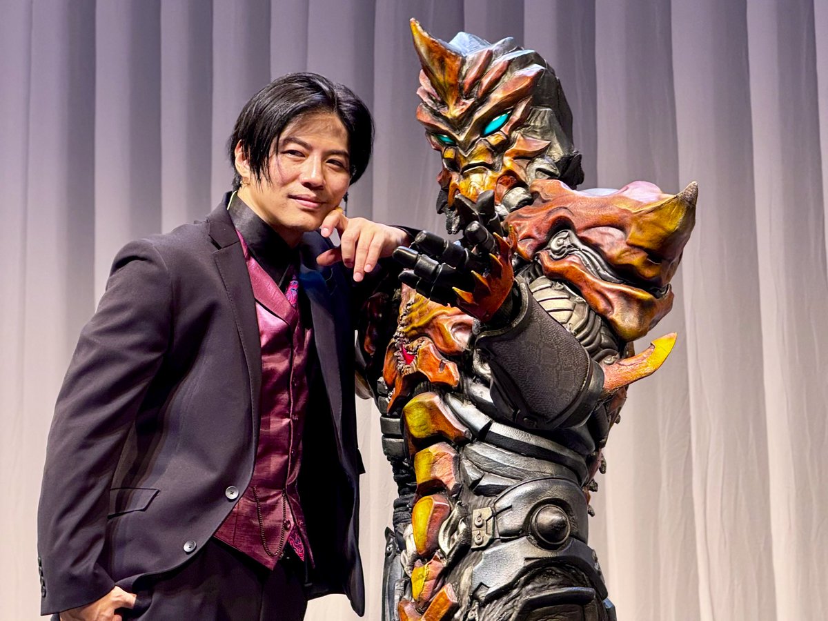 I think he’s looking at meeeee!!! 😍

#Ultraman #DarknessHeels #JugglusJuggler