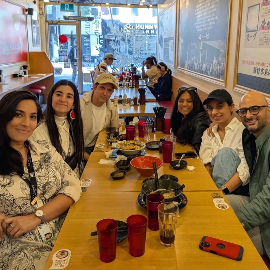 indiaforums's tweet image. Chilling and making memories! Hrithik Roshan and Saba Azad soak up the fun vibes with friends in Canada 🌟✈️
.
.
.
#HrithikRoshan #SabaAzad #CanadaDiaries #FriendshipGoals #TravelVibes #StarLife #BollywoodBuzz #FYP #Explore #Viral #Trending #Instagram #IndiaForums